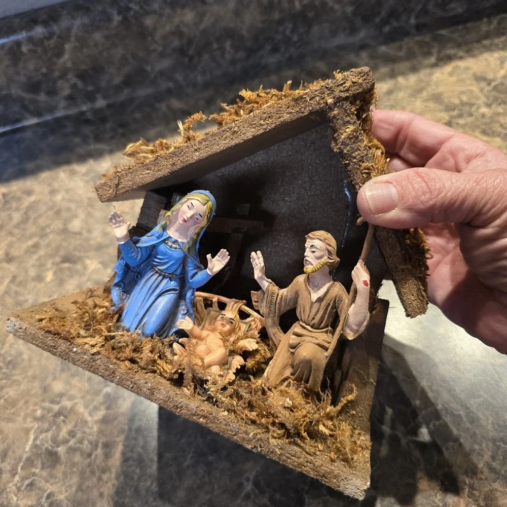 Vintage Nativity Creche Holy Family Scene Wood Wooden 3 Plastic Figures Italy‎